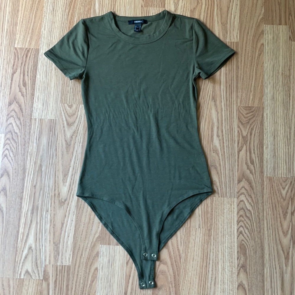 Green short sleeve bodysuit